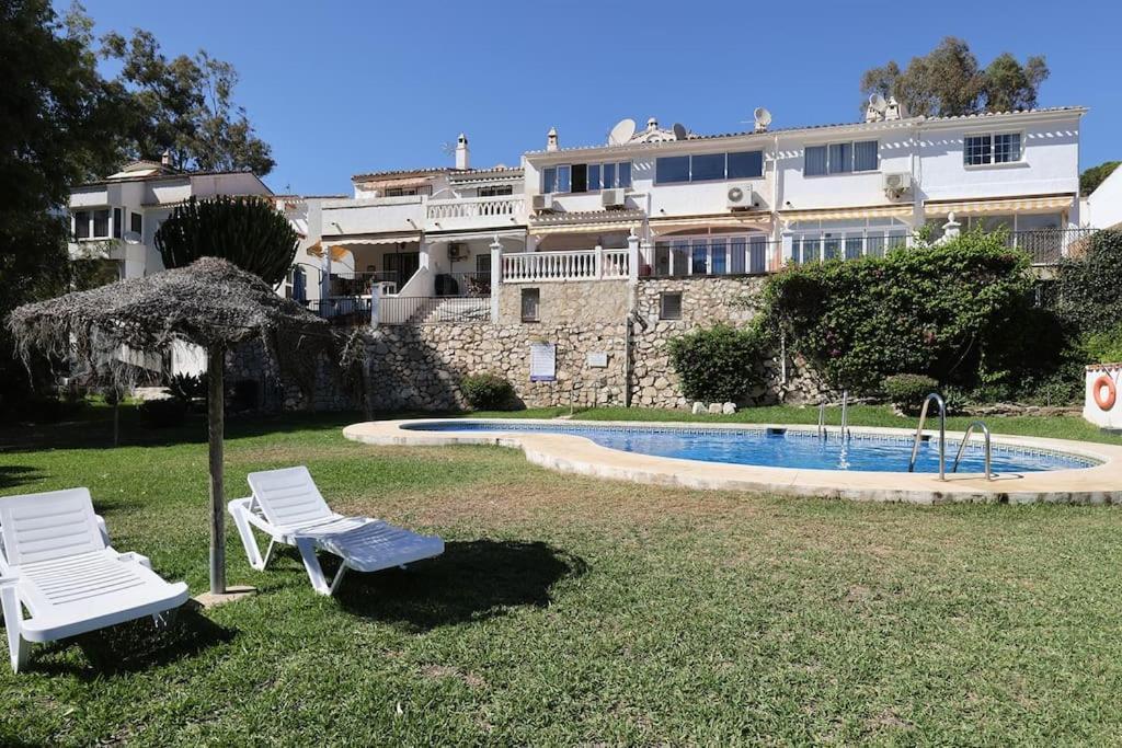 Quaint 2 Bedroom Townhouse With Pool Close To Sea! Benalmádena Exterior foto